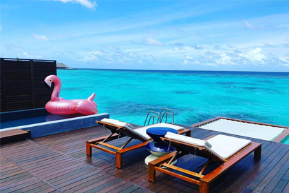 Hotel W Maldvies - terrasse en bois avec filet de catamaran